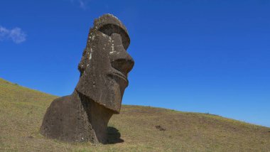 Siyah bir kayanın insan yüzüne dönüştüğü sahne görüntüsü..
