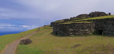 Orongo 'nun tarihi köyünü geçen boş bir patikanın üzerinde uçuyor..