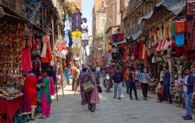POV: Turistler ve yerel halk ünlü Nepal 'in Katmandu şehrinde dolaşıyorlar.