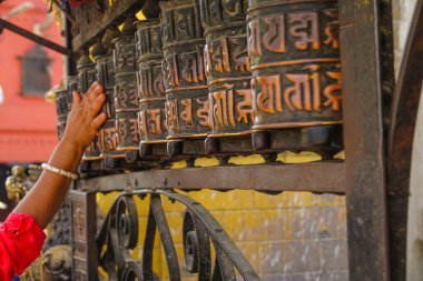 Tanımlanamayan Budizm uygulayıcısı antik dua çarkları çeviriyor..