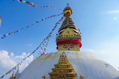 Swayambhunath stupası ve güçlü rüzgarlarda hareket eden dua bayrakları..