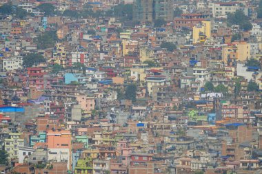 Yoksulluk şehri Katmandu sokaklarını ve çürüyen binalarını sardı.