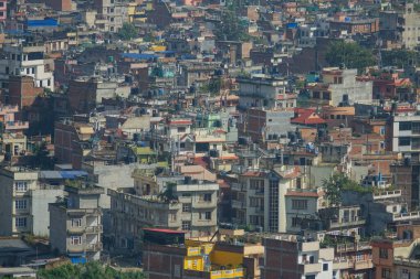 Güneşli bir sonbahar gününde renkli bir üçüncü dünya ülkesi konut binasının silüeti.