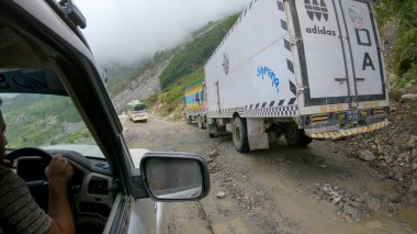 POV: Asfaltsız bir yolda giderken bir turist otobüsüyle karşılaşmanın korkunç görüntüsü.