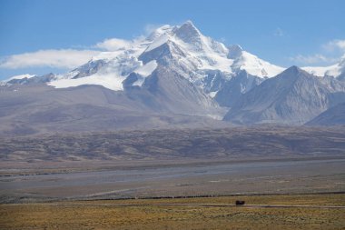 Boş asfalt yolu Himalaya Platosu 'nun engin düzlüklerine çıkar..