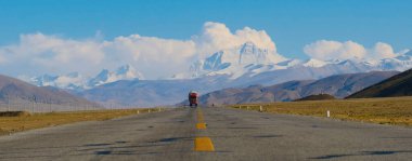 Everest Dağı 'na giden yolda giden bir kamyonun panoramik görüntüsü..