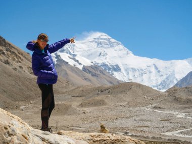 Genç yürüyüşçü heyecanla Everest 'i manzaralı kamptan işaret ediyor..
