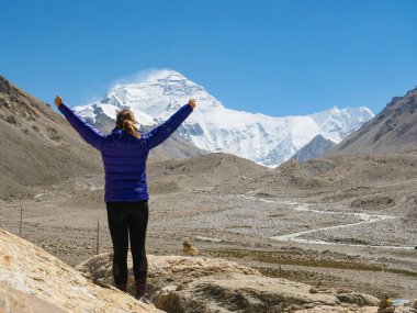 Mutlu kadın yürüyüşçü Everest Dağı 'nı izlerken kollarını açıyor..