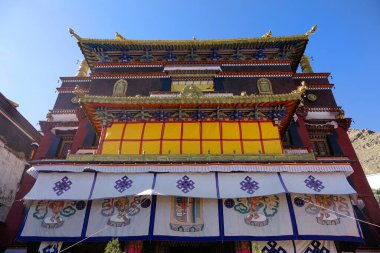 Tibet 'teki eski ve güzel bir Budist tapınağının resimli bir fotoğrafı..