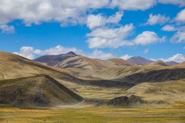 Tibet köyüne giden vadiyi kaplayan otlakların muhteşem manzarası..