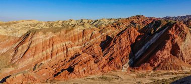 Çin 'deki renkli çizgili dağların muhteşem panoramik manzarası..