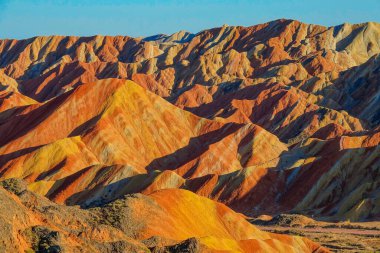 Gün batımında Çin 'deki eşsiz çizgili dağların güzel drone görüntüsü..