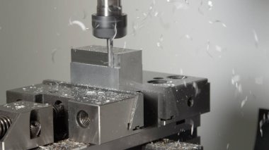 Tamamlanmamış bir ürüne metal kesme ve traş etme işlemi..