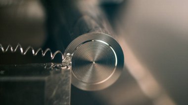 Torna aracı, metal bir çubuğun ortasına küçük bir oluk kesiyor..