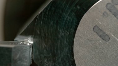 Parlak alüminyum parçası kenarlarını tıraş etmek için CNC makinesi tarafından döndürüldü.