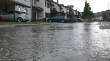 Şiddetli nisan yağmuru sakin banliyö mahallelerini sular altında bıraktı.