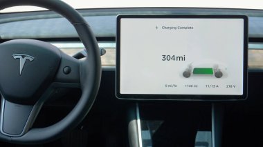 Bir Tesla 'nın içindeki dokunmatik ekran, arabanın aküsünün tamamen şarj olduğunu bildirir..