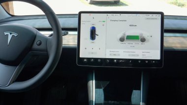 Yeni bir Tesla ekranında büyük dokunmatik ekran pilin tamamen şarj olduğunu gösterir