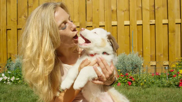 FECHAR UP: Menina feliz e cachorro branco olham um para o outro com a boca aberta. — Fotografia de Stock