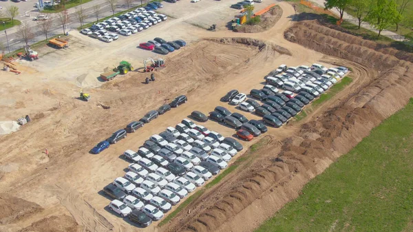 AERIAL:駐車場として機能する大規模な建設現場を飛び回る. — ストック写真