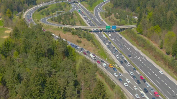 DRONE: Vliegen boven een druk wegennet tijdens piekuren in de zomer. — Stockfoto