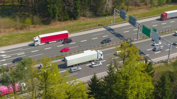 AERIAL: White cargo truck carrying a shipping container gets stuck in traffic. — Stock Photo, Image