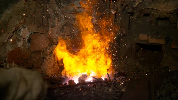 GESCHLOSSEN: Unbekannter sticht mit Metallstange in Ofen — Stockfoto