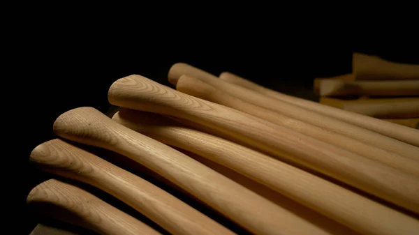 CLOSE UP: Smooth long wooden tool handles rest on the craftsman's work desk. — 스톡 사진