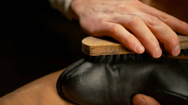 MACRO, DOF: Cobbler lucidare un paio di scarpe in pelle nera fatte a mano — Foto Stock