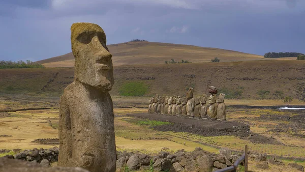 Duży monolit w kształcie człowieka przed grupą mniejszych posągów. — Zdjęcie stockowe
