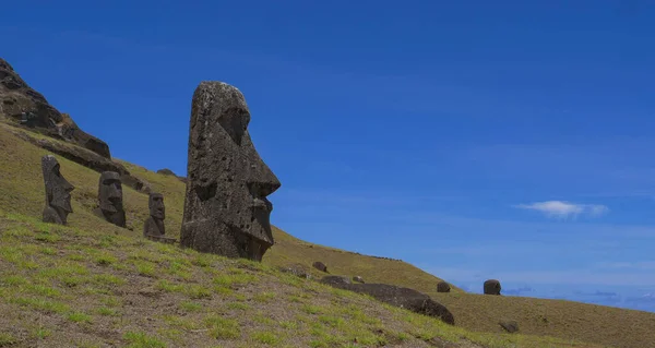 AERIAL: Fotografia panorâmica da paisagem exótica da ilha e fascinantes estátuas moai. — Fotografia de Stock