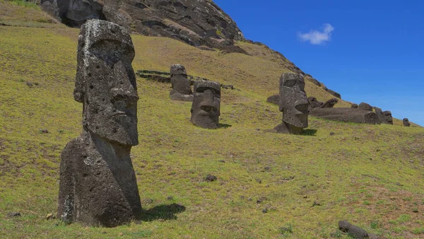 DRONE: Voando em direção a quatro esculturas feitas de rochas vulcânicas parecidas com humanos. — Fotografia de Stock