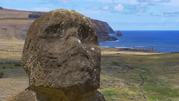ZAMKNIJ SIĘ: Wielki moai posąg rozpada się w malowniczej tropikalnej pustyni Chile — Zdjęcie stockowe