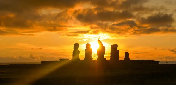 LENS FLARE: Złoty zachód słońca oświetla rząd moai posągi na Wyspie Wielkanocnej. — Zdjęcie stockowe