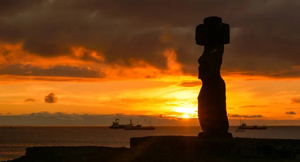 LOW ANGLE: Summer sunset illuminating the ocean behind the fascinating moai. — Stock Photo, Image