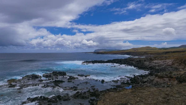 АЭРИАЛ: Живописный вид голубого неба над береговой линией вулканического острова. — стоковое фото