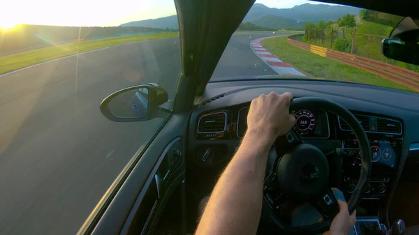 FECHAR UP: Homem desfrutando de um dia ensolarado dirigindo seu sportscar ao longo da pista fechada. — Fotografia de Stock