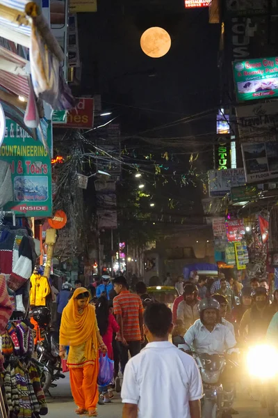 VERTISK Full röd nyans månen stiger över ett trångt shoppingdistrikt i Katmandu — Stockfoto
