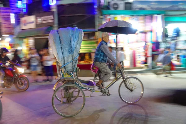 Κοντινό πλάνο: Ντόπιος κάνει πετάλι με το ποδήλατό του κατά μήκος ενός πολυσύχναστου δρόμου στο Κατμαντού — Φωτογραφία Αρχείου