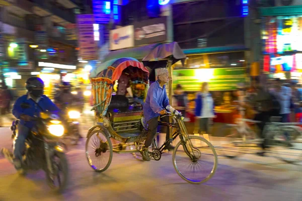 STÄNGA UPP: Cykeltuk tuk ryttare gör sin väg genom stadens gator på natten. — Stockfoto