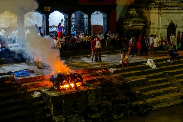 Gli indù si riuniscono al complesso del tempio di Pashupatinath per una cerimonia religiosa notturna. — Foto Stock