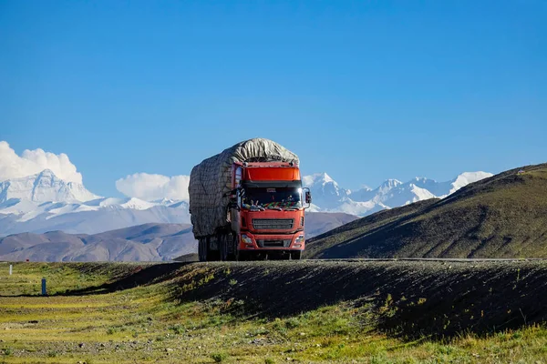 Nowy Kąt: Stara ciężarówka jedzie pustą drogą biegnącą w kierunku Mount Everest. — Zdjęcie stockowe