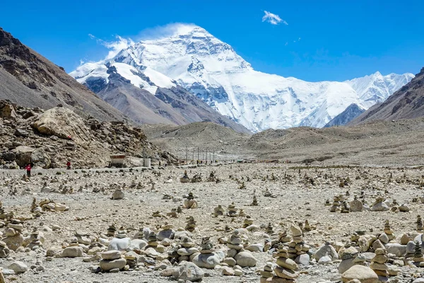 Spektakularny widok na kamienne stosy rozrzucone po obozie Mount Everest. — Zdjęcie stockowe