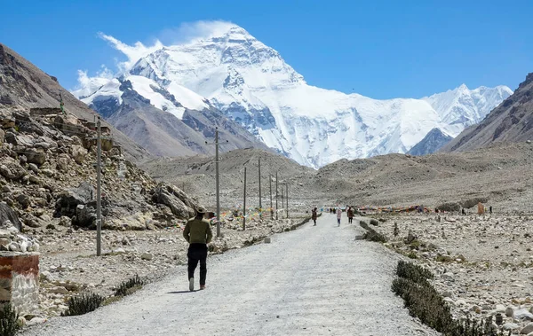 Zdjęcia podróżnych wędrujących w kierunku zapierającego dech w piersiach wietrznego Mount Everest. — Zdjęcie stockowe