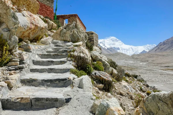 ZAMKNIJ SIĘ: Malownicze ujęcie schodów prowadzących do klasztoru buddyjskiego pod Everestem — Zdjęcie stockowe
