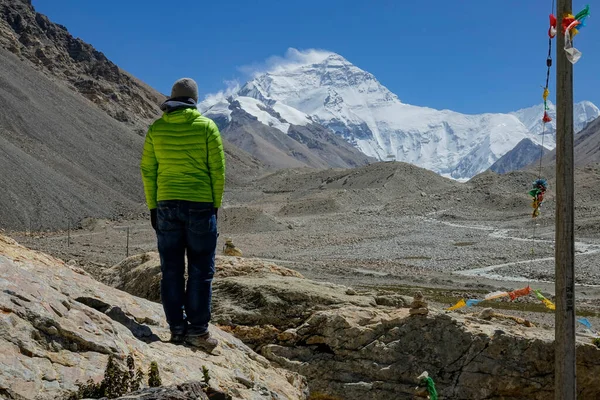 COPY SPACE Nierozpoznany wędrowiec stoi na skale i obserwuje Mount Everest — Zdjęcie stockowe