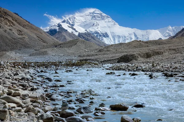 LOW ANGLE: Murky rzeki przepływa przez skaliste podnóża zaśnieżonego Mount Everest. — Zdjęcie stockowe