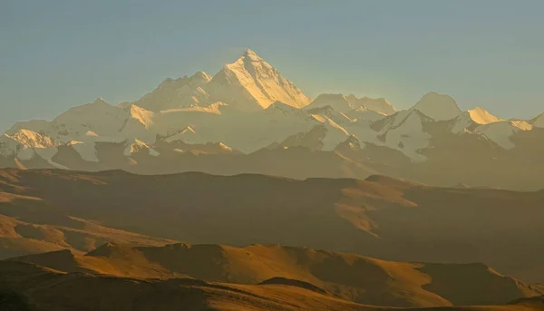 Prachtig uitzicht op gouden avond zonneschijn zachtjes verlichten van de Himalaya. — Stockfoto