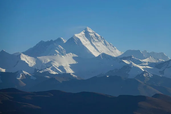 Zapierający dech w piersiach widok wietrznego Mount Everest z przełęczy Gawula w słoneczny dzień. — Zdjęcie stockowe