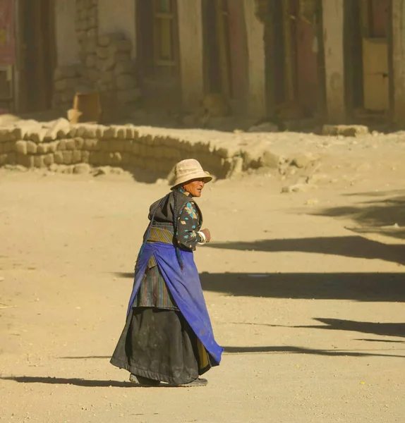 CLOSE UP Old female village looks down the street while crossing the dusty road — стоковое фото